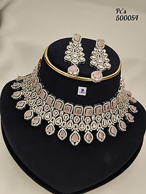 V71: Beautiful Choker Set