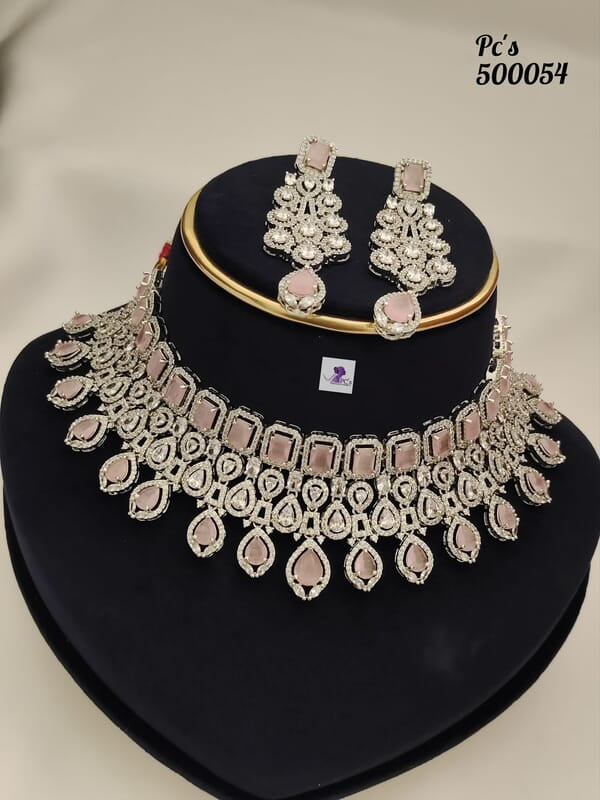V71: Beautiful Choker Set