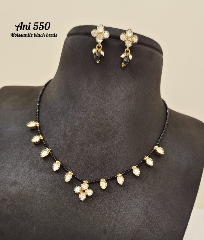 V284: Beautiful Black Beads Set