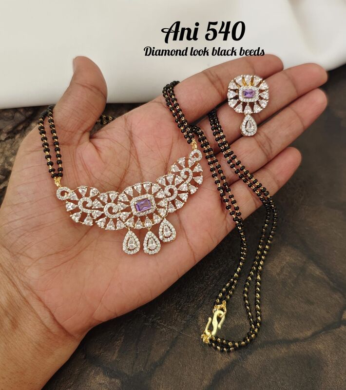 V530: Beautiful Diamond Look Black Beads Set