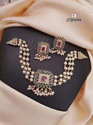 V591: Beautiful Choker Set