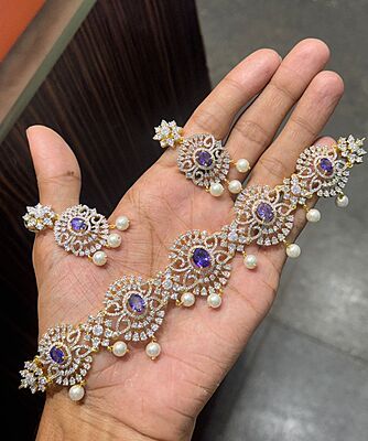 V658: Beautiful Diamond Finish Choker Set