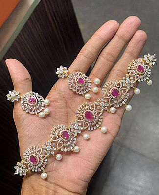 V659: Beautiful Diamond Finish Choker Set