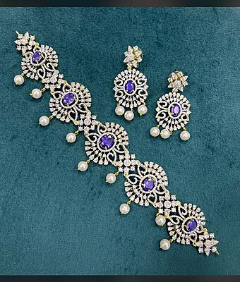 V660: Beautiful Diamond Finish Choker Set