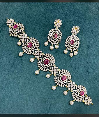 V661: Beautiful Diamond Finish Choker Set