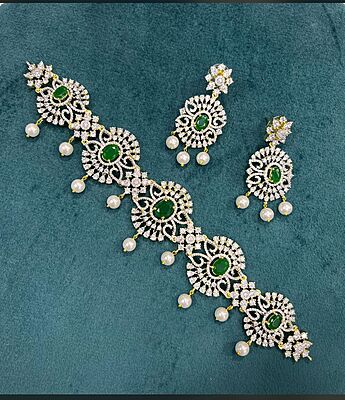 V662: Beautiful Diamond Finish Choker Set