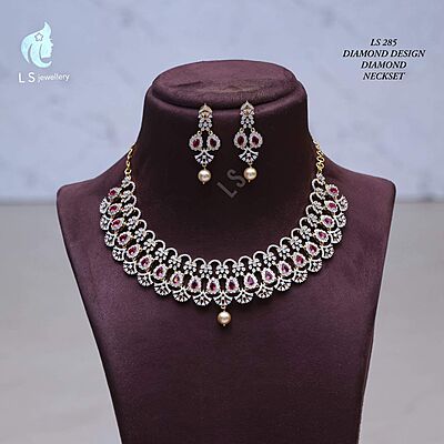 V810: Beautiful Diamond Design Diamond Necklace Set