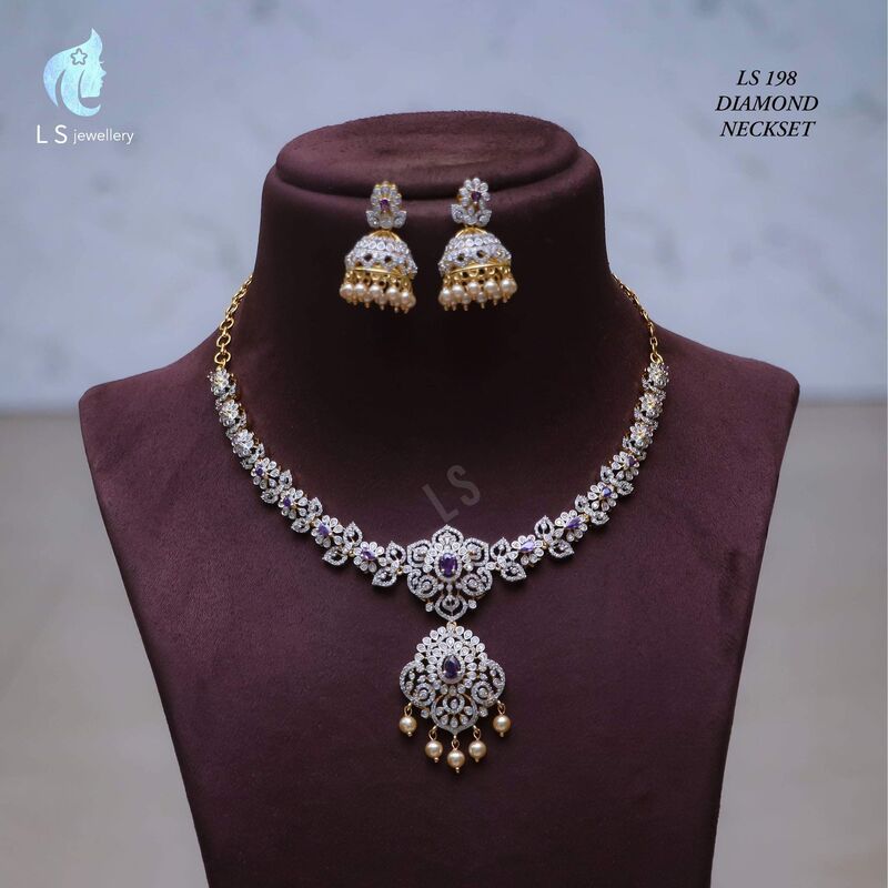 V812: Beautiful Diamond Necklace Set