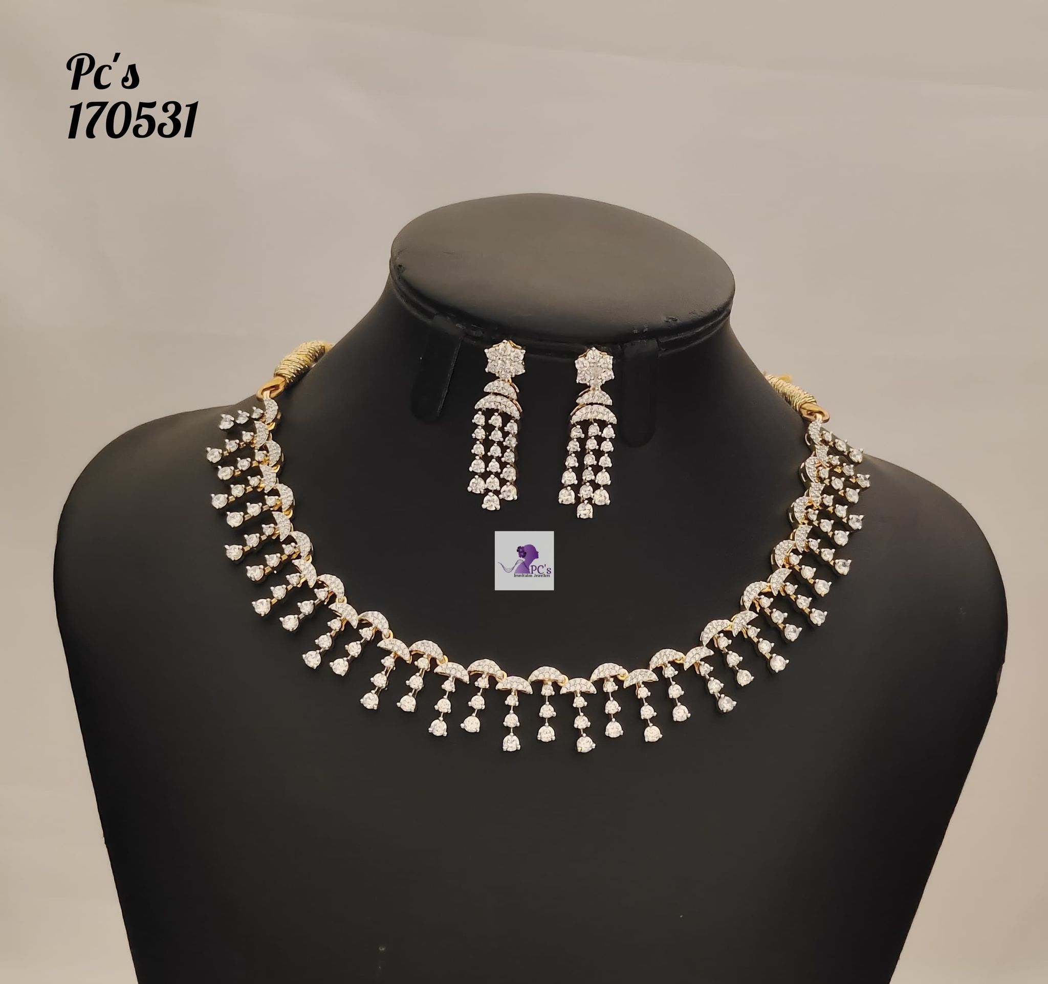 V840: Beautiful Necklace Set