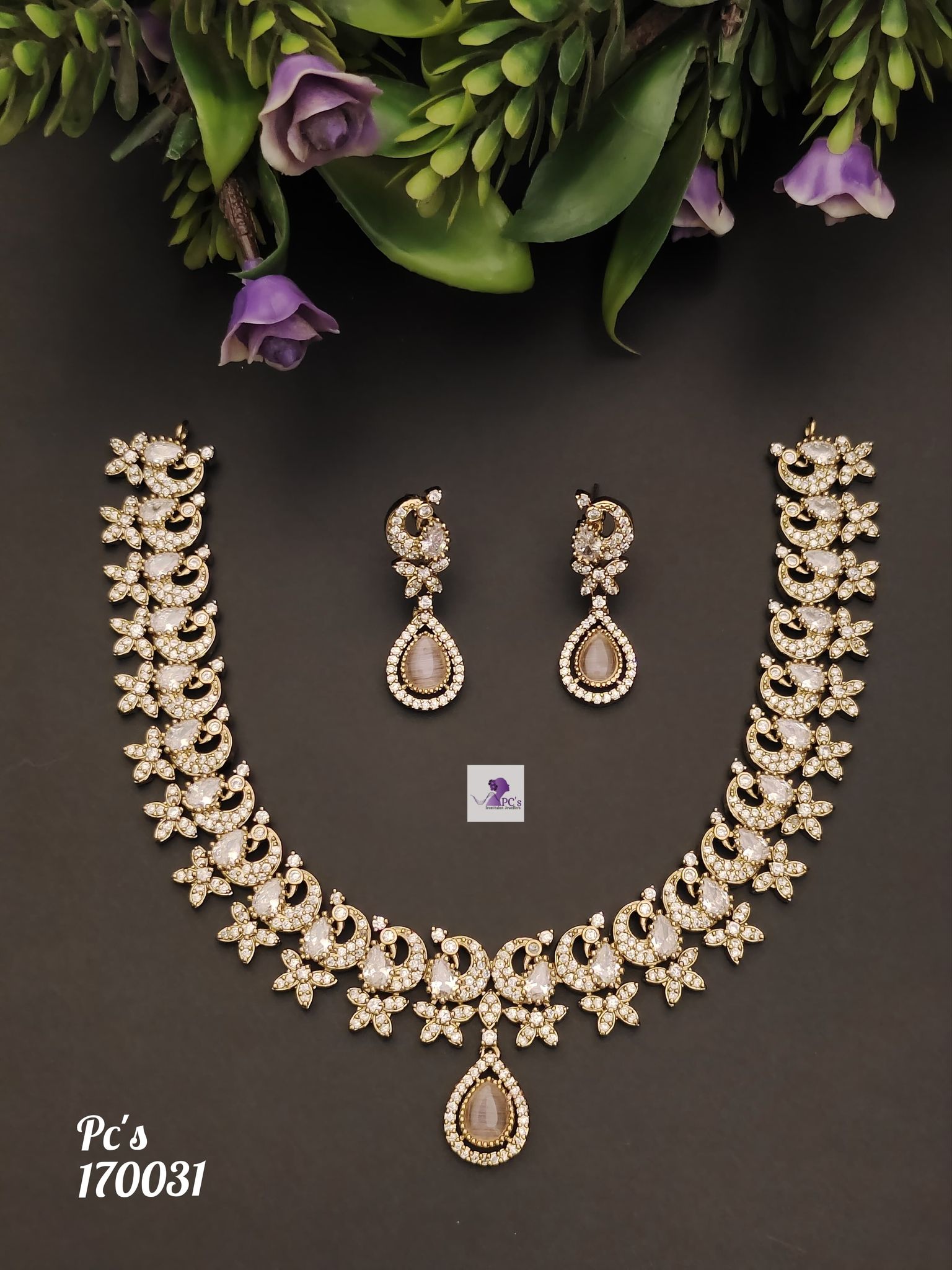 V860: Beautiful Necklace Set