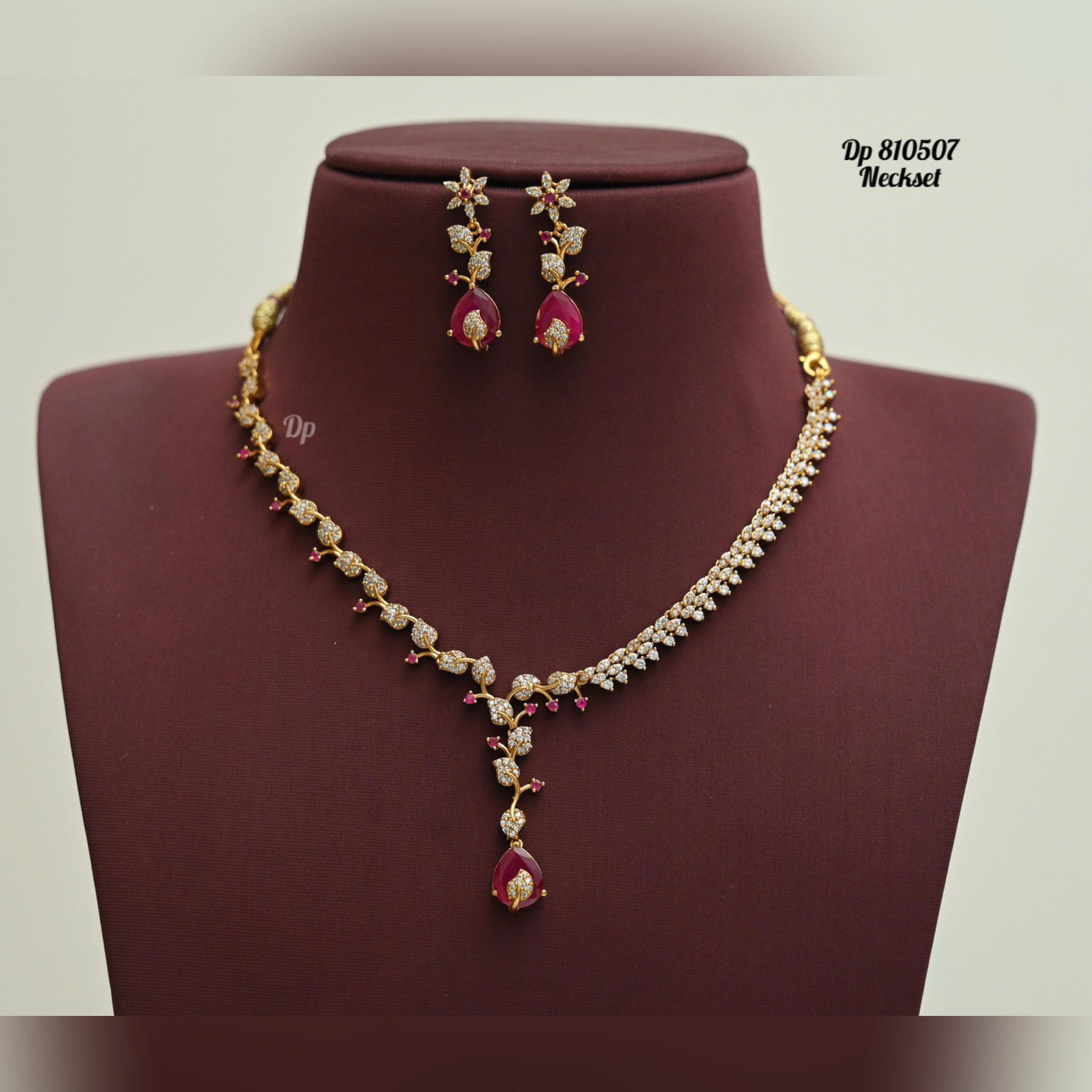 V885: Beautiful Necklace Set