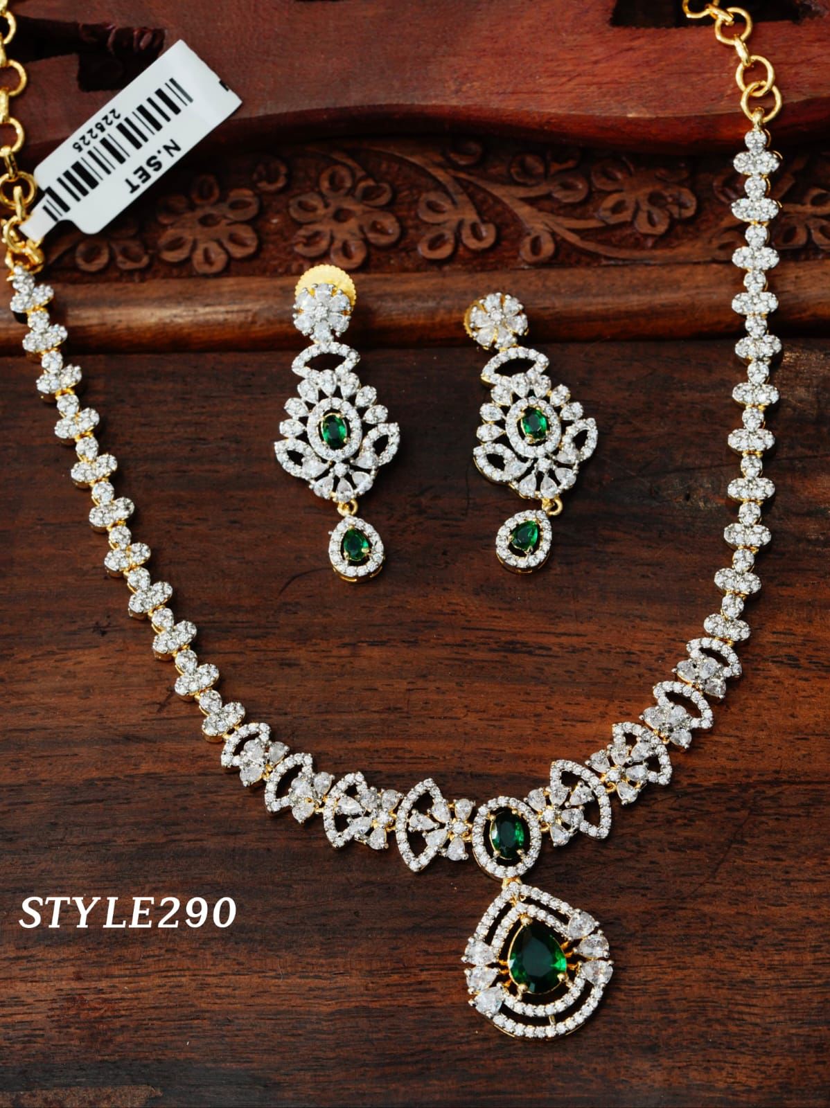 V897: Beautiful Necklace Set