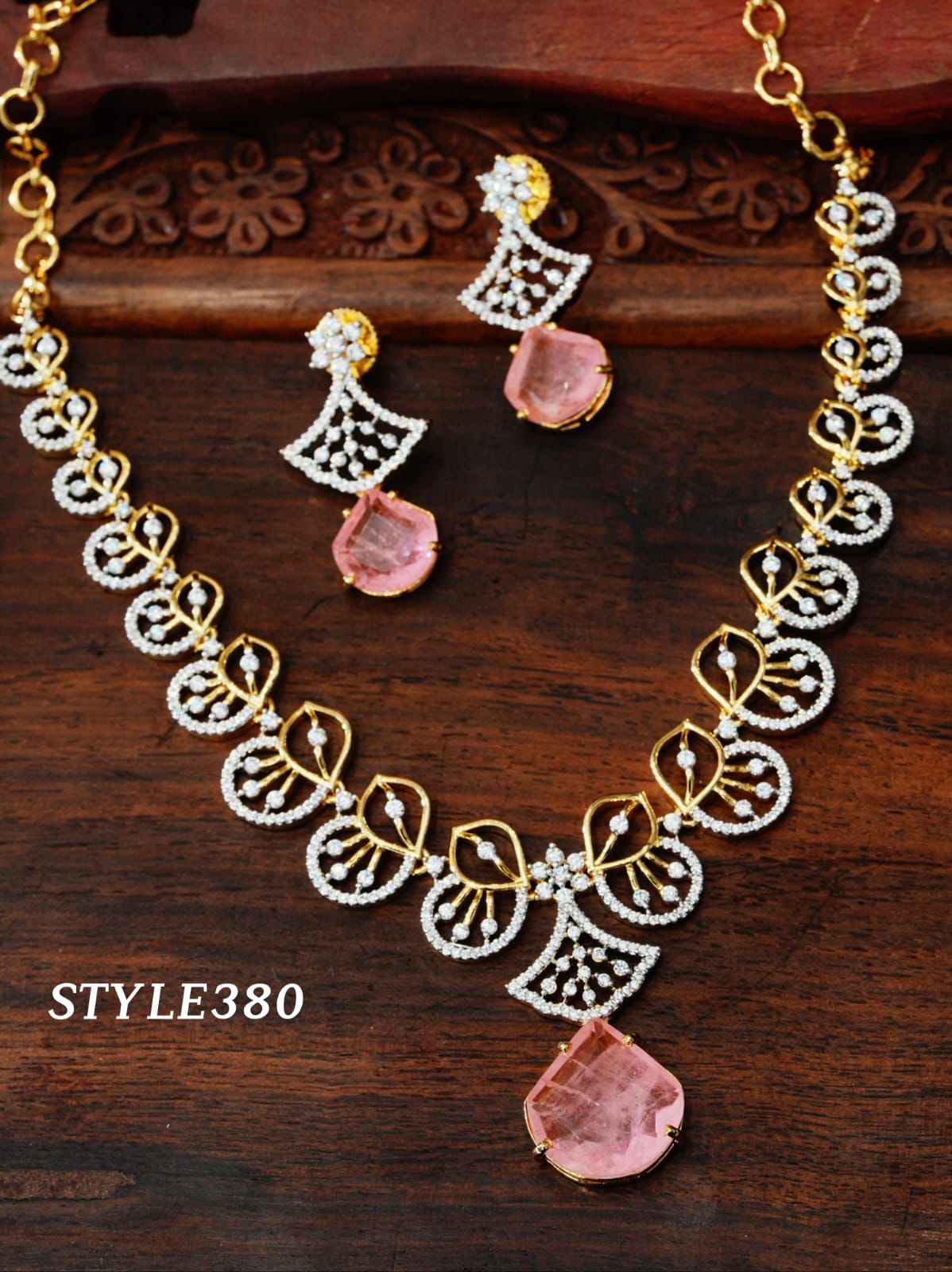 V899: Beautiful Necklace Set