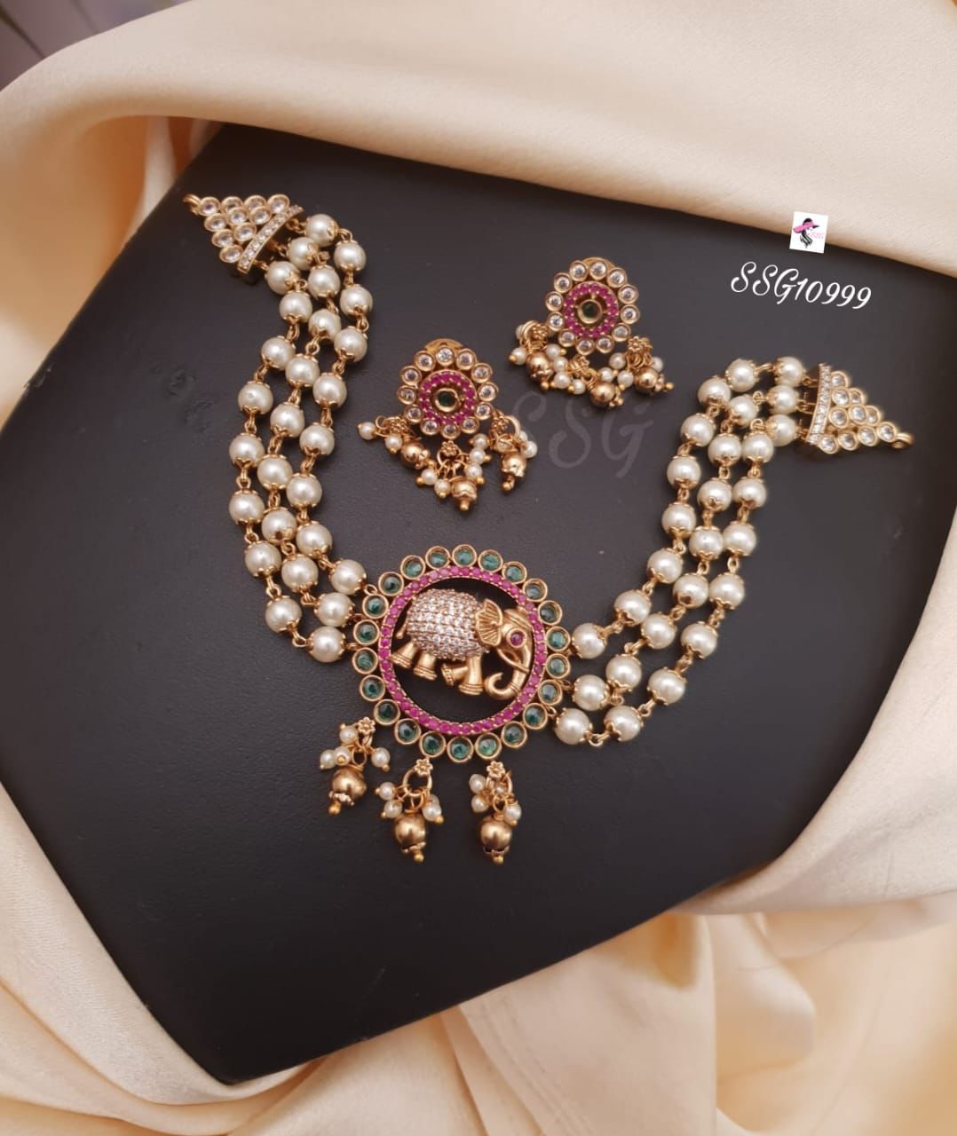 V900: Beautiful Choker  Set