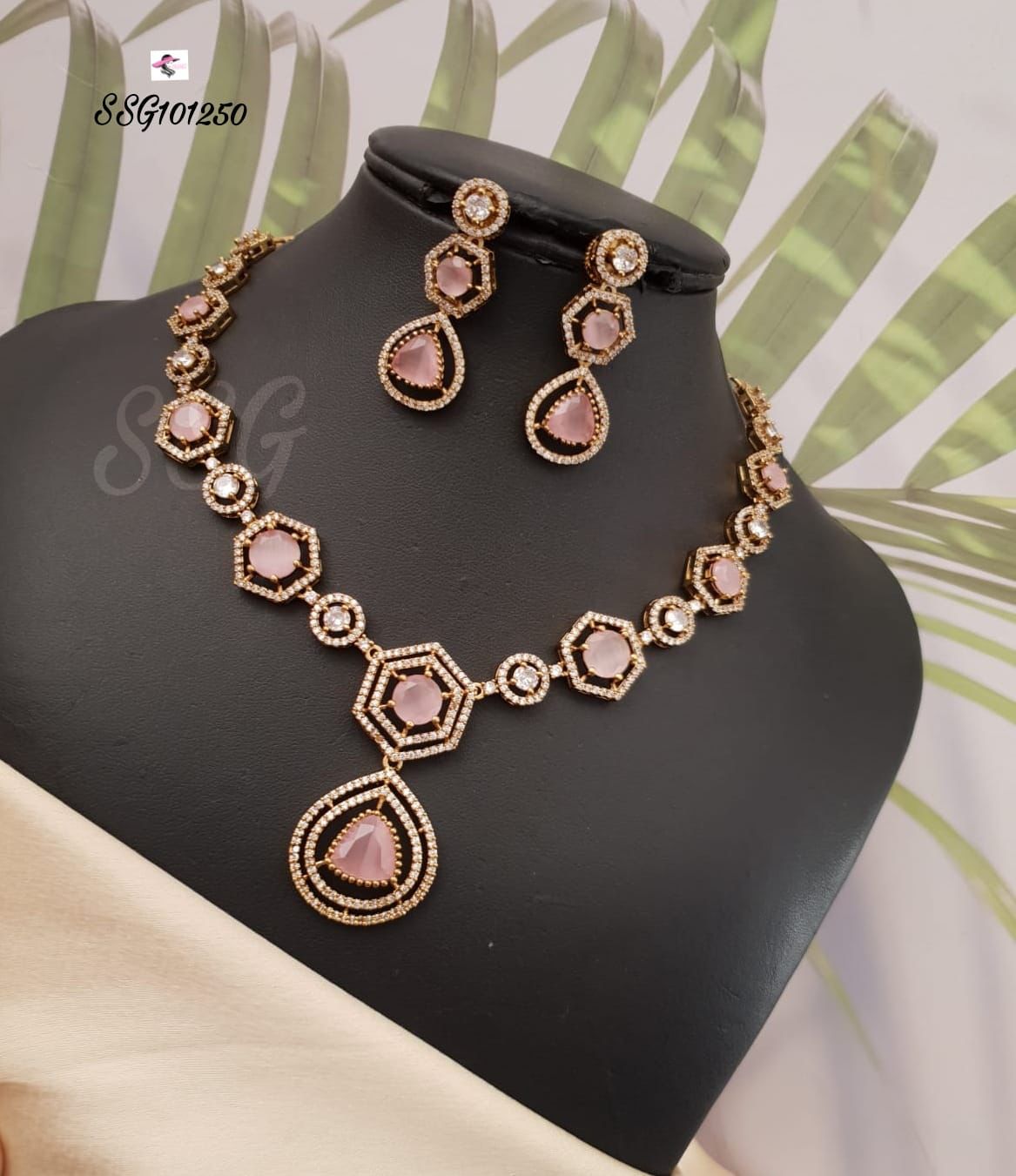 V901: Beautiful Necklace  Set