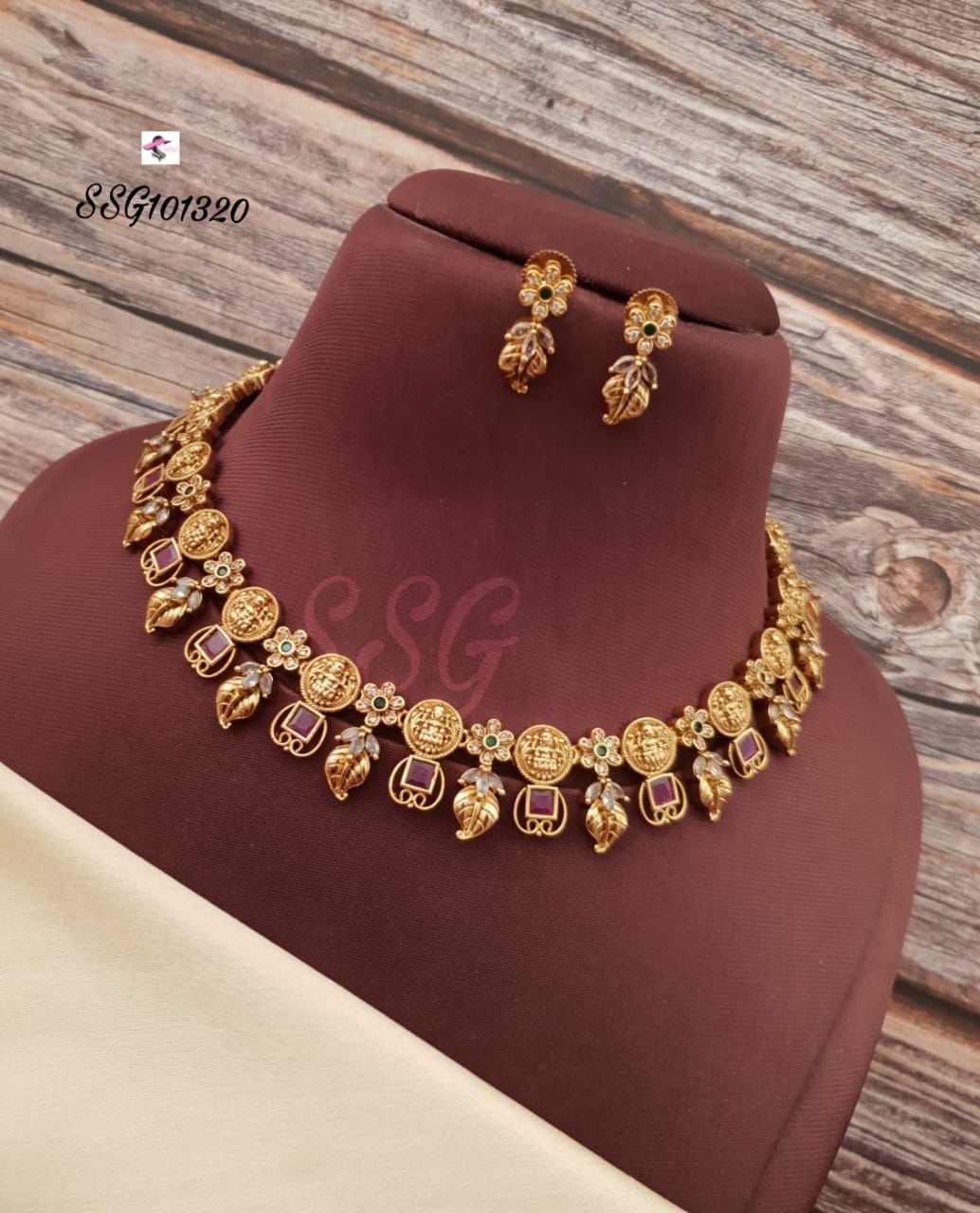 V902: Beautiful Necklace  Set