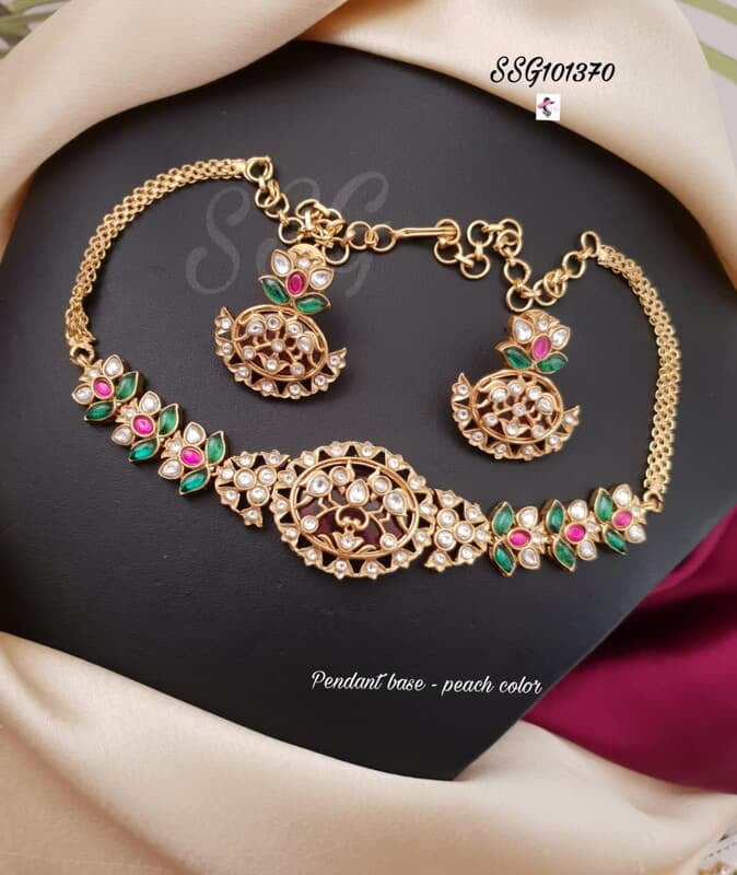 V164: Beautiful Choker Set