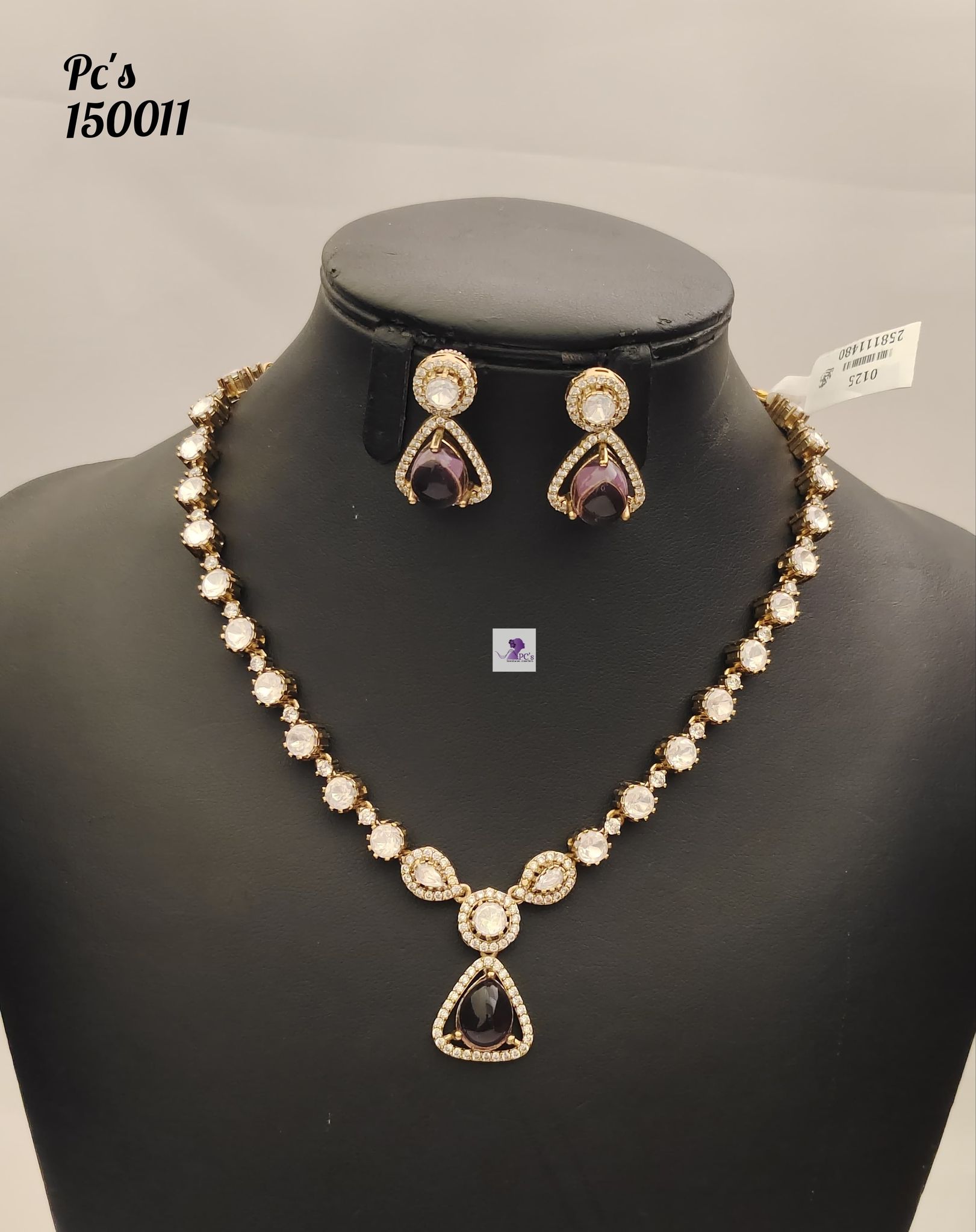V907: Beautiful Necklace Set