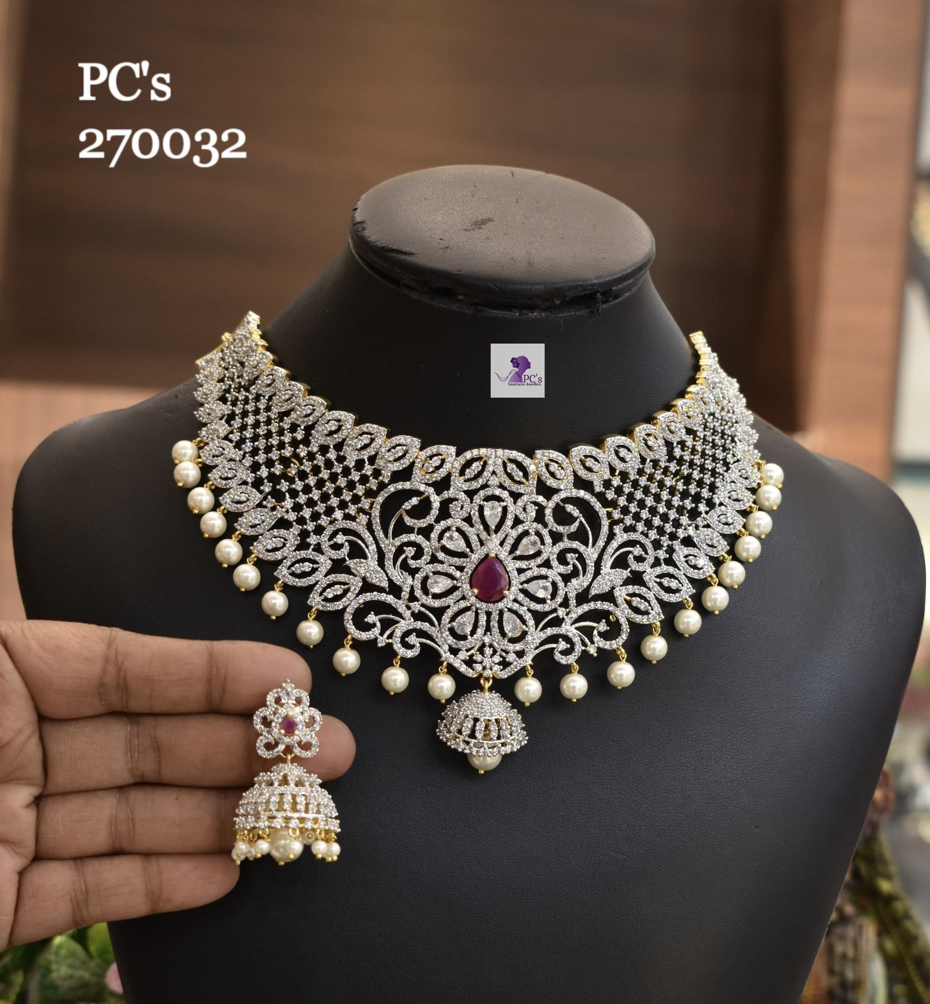 V909: Beautiful Choker Set