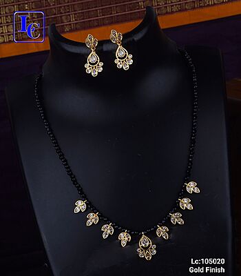 V923: Beautiful Gold Finish Black Beads Set