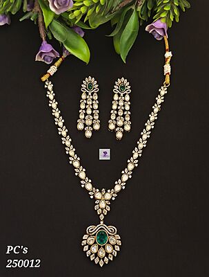 V932: Beautiful Necklace Set