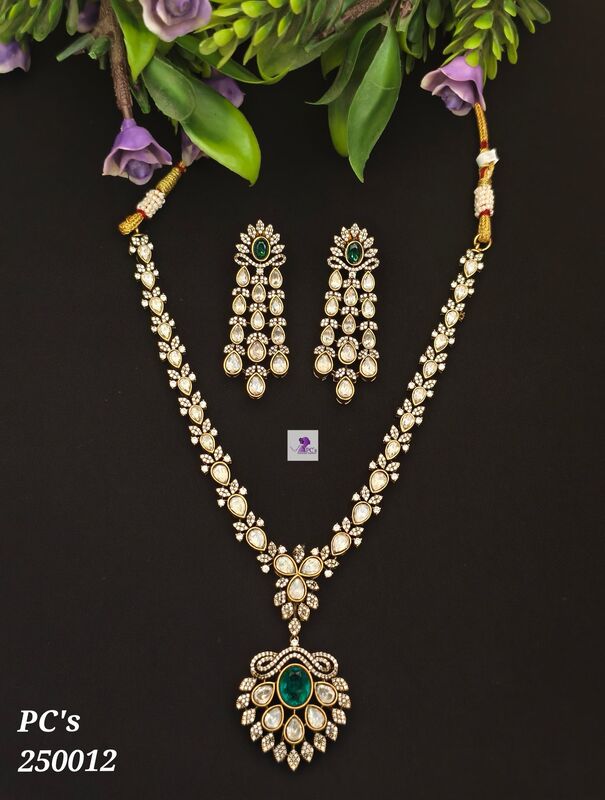 V932: Beautiful Necklace Set