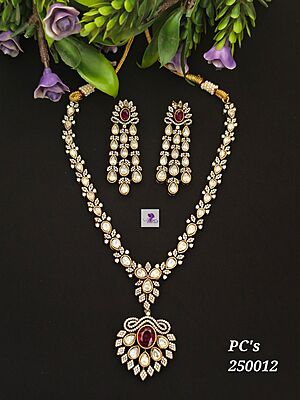 V933: Beautiful Necklace Set