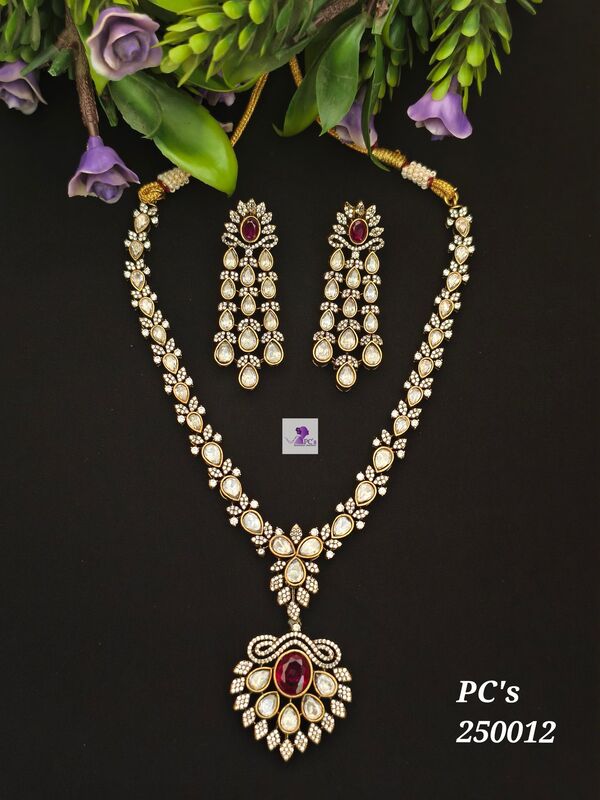 V933: Beautiful Necklace Set