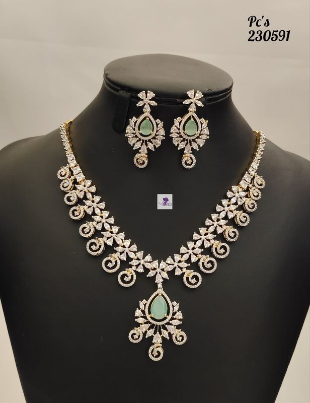 V936: Beautiful Necklace Set
