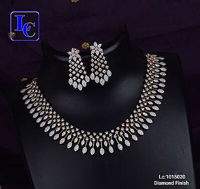 V938:Beautiful Diamond Finish Necklace Set
