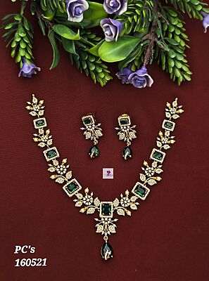V939:Beautiful Diamond Finish Necklace Set