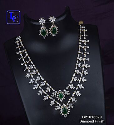 V946: Beautiful 2 Layered Diamond Finish Necklace Set