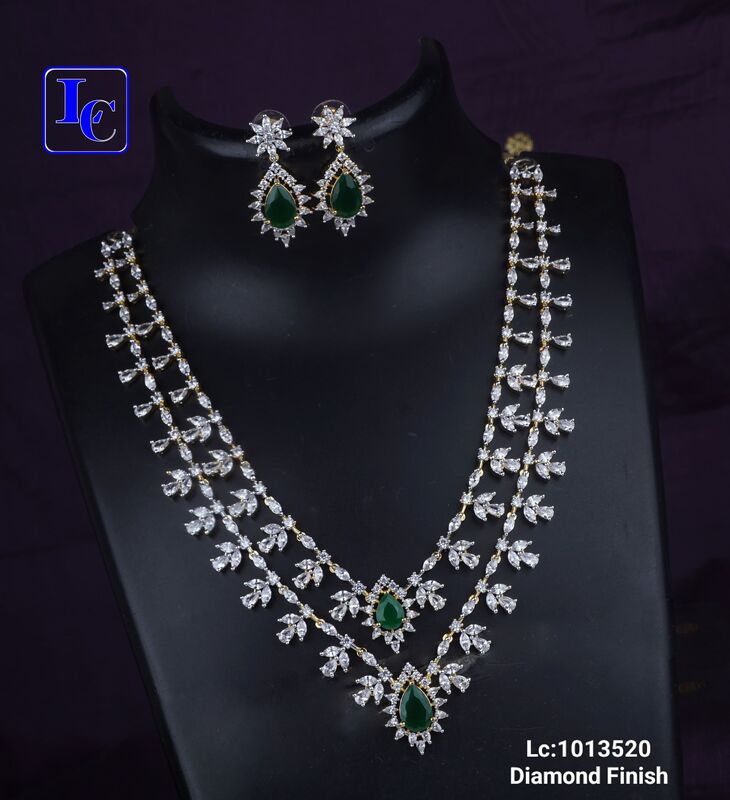 V946: Beautiful 2 Layered Diamond Finish Necklace Set
