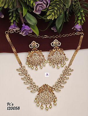 V953: Beautiful Necklace Set