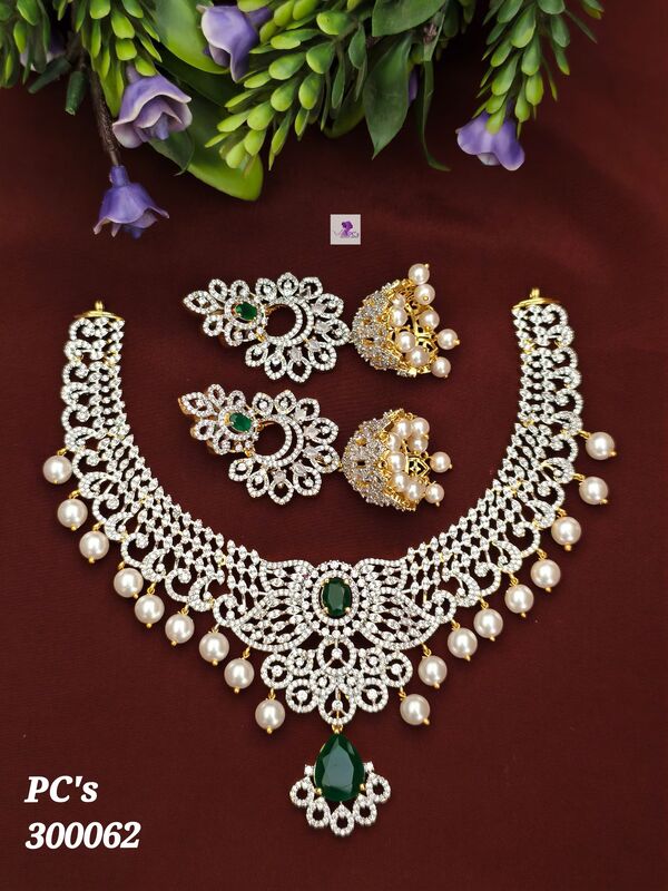 V954: Beautiful Necklace Set