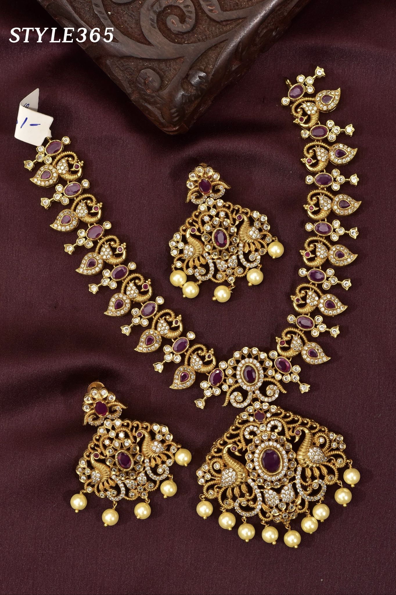 V979: Beautiful Necklace Set