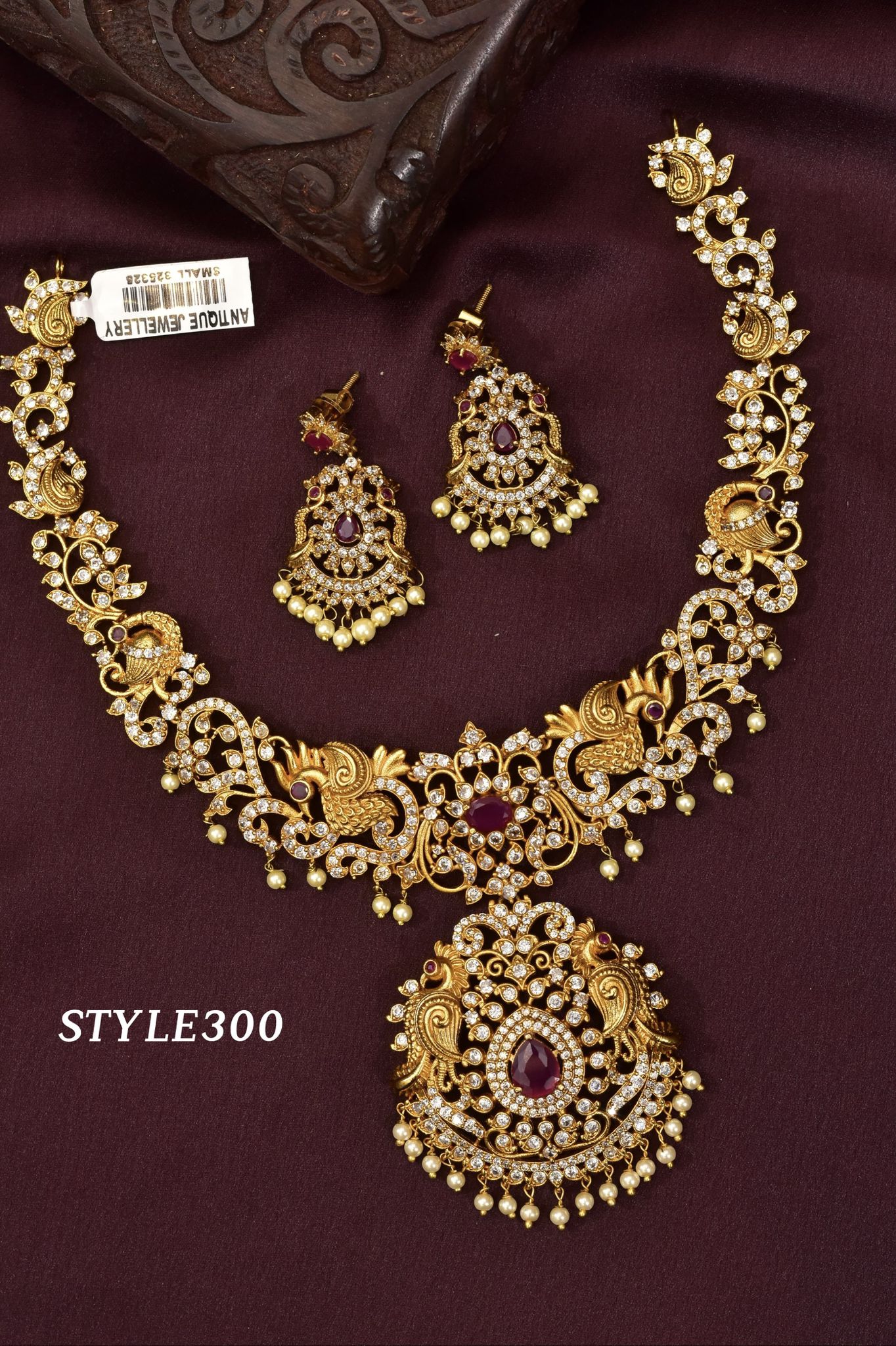 V982: Beautiful Necklace Set