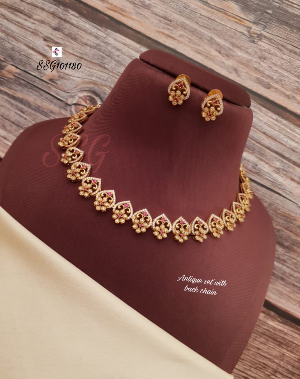 v1010: Beautiful Antique Necklace Set