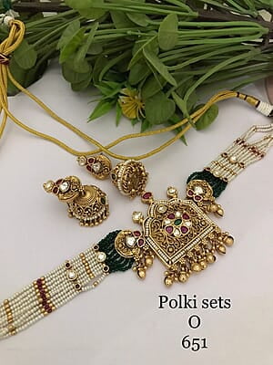 V361: Beautiful Choker Set