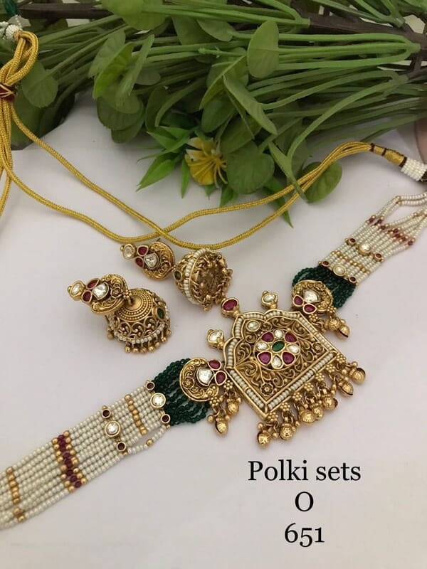 V361: Beautiful Choker Set