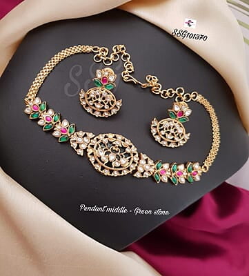 V221: Beautiful Choker Set