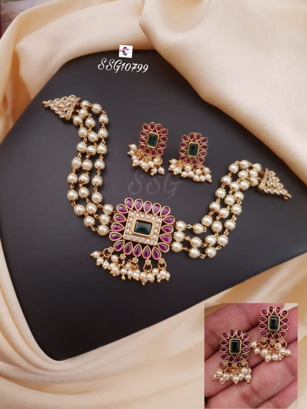 V228: Beautiful Choker Set